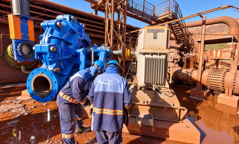 Dois técnicos da Kesco em manutenção de bomba de polpa numa planta de mineração