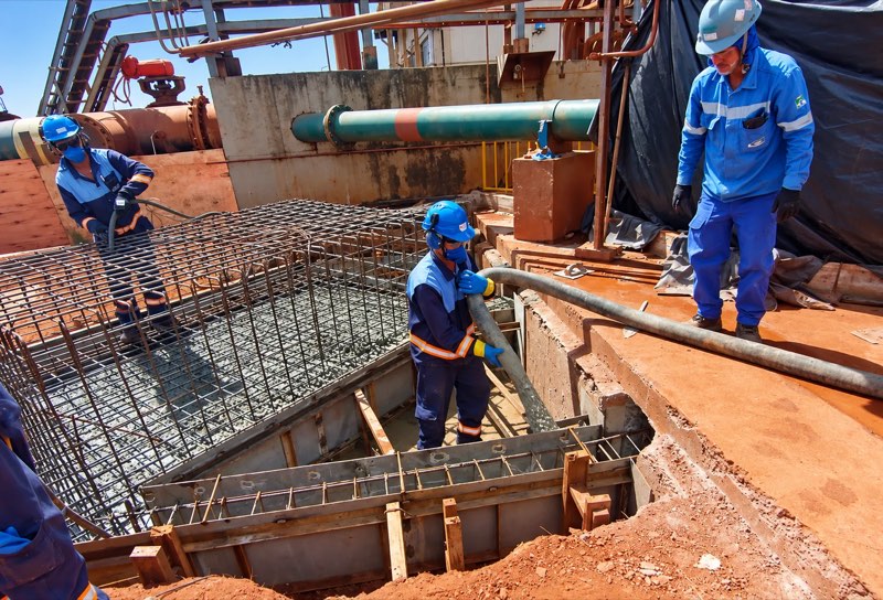 Concretagem com armadura para base de equipamento industrial