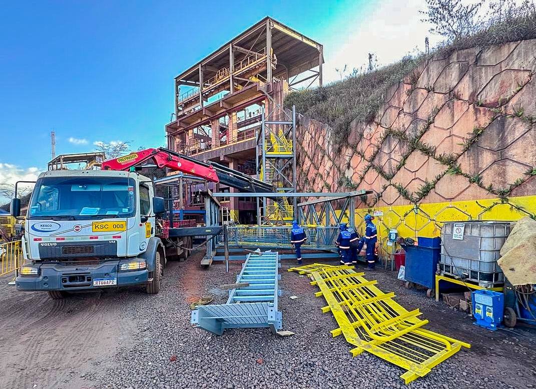 Caminhão munck e equipe da Kesco na montagem de estrutura metálica em planta industrial