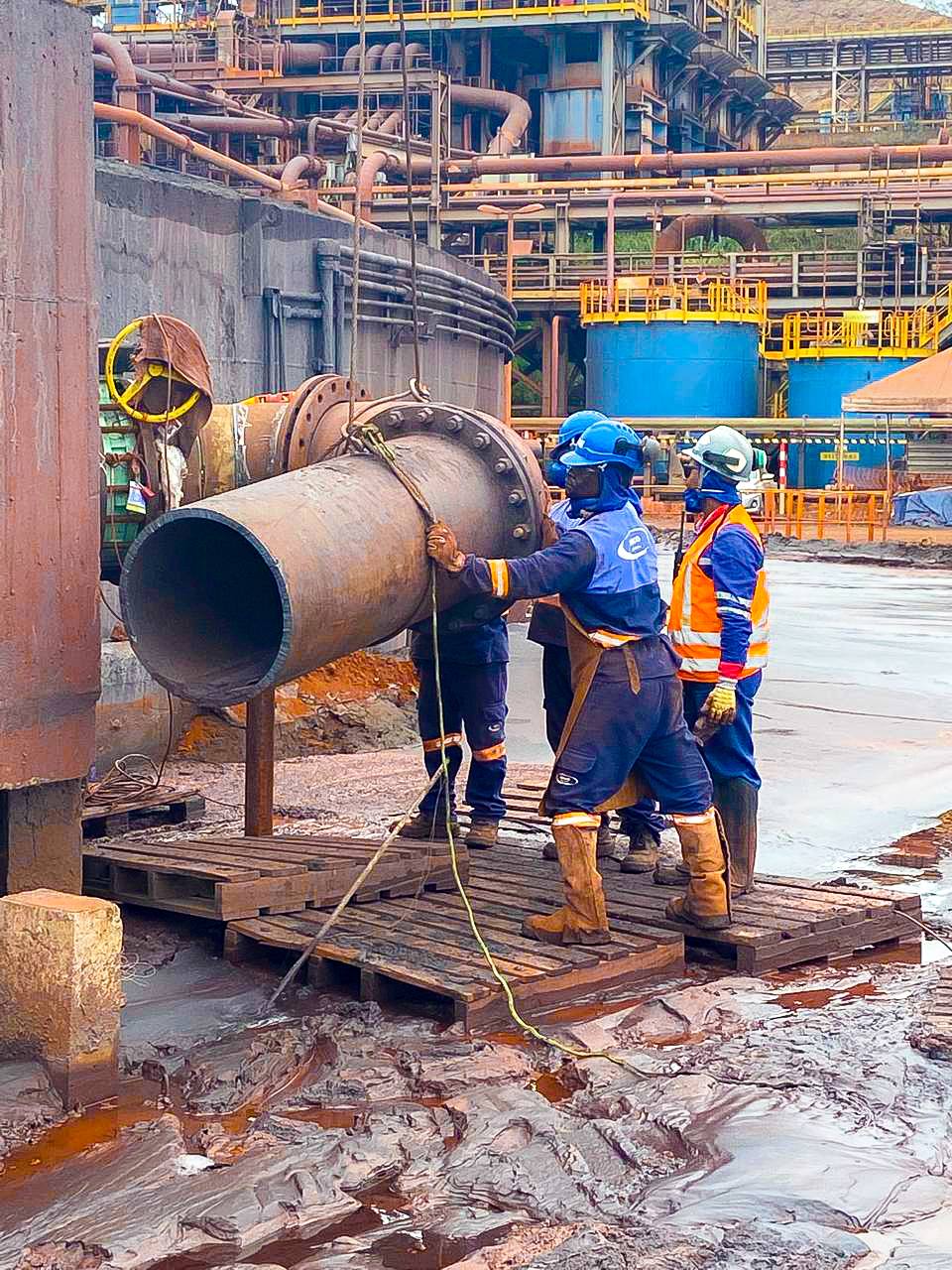 Equipe da Kesco posicionando carretel de tubulação de grande diâmetro em planta de processo