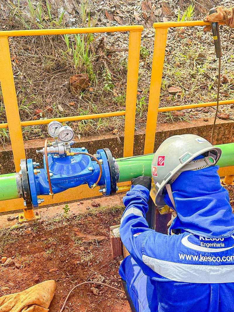 Profissional da Kesco em serviço numa válvula de linha de tubulação em campo